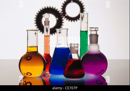 HMA 83969 laboratoire de chimie : chimie étude rouge bleu vert jaune violet orange inde Banque D'Images