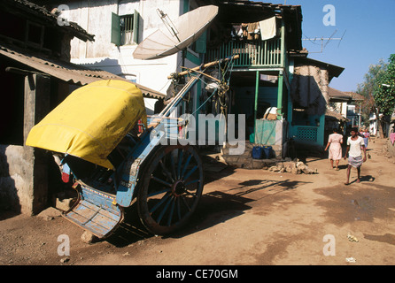 télévision satellite antenne parabolique tonga gorai village zone Bombay Mumbai Maharashtra Inde asie Banque D'Images