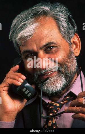 SSK 84044 Indiens de l'Asie du Sud : old man lunettes cheveux gris tirant barbe parler M.# 340 téléphone sans fil Banque D'Images