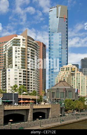 Les bâtiments du centre-ville, y compris la Tour Eureka dans l'arrière-plan, Melbourne, Victoria, Australie Banque D'Images