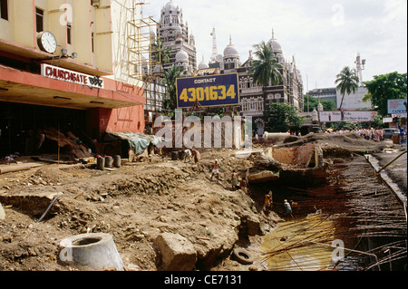 Route de creusage à l'extérieur de la gare locale de Churchgate ; quartier général du chemin de fer occidental ; Bombay ; mumbai ; Maharashtra ; Inde ; asie Banque D'Images