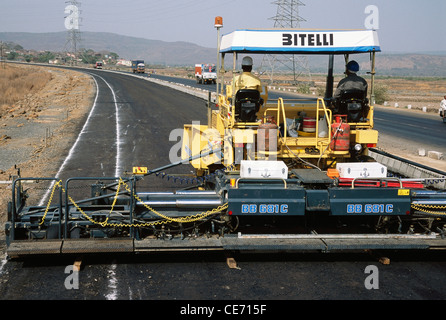 Machine de construction de routes de l'autoroute indienne de la société italienne Bitelli ; inde ; asie Banque D'Images