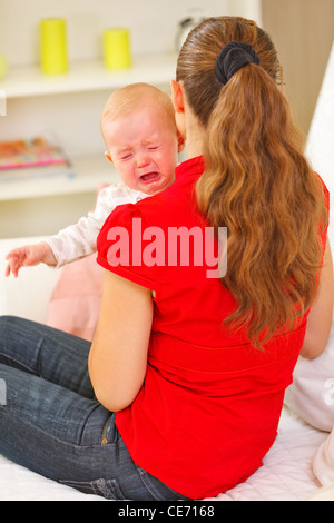 Calmant mère bébé qui pleure Banque D'Images