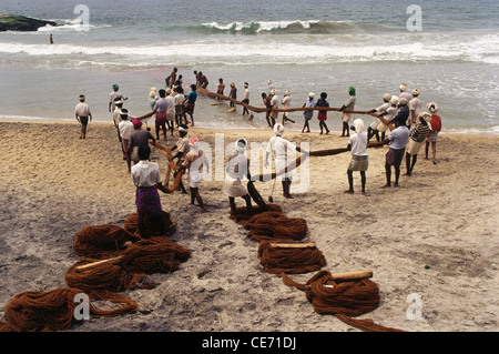 82410 : MAA relève des filets de pêche sur la plage de Kovalam Trivandrum kerala ; ; ; l'Inde Banque D'Images