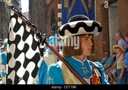 Dans l'homme un costume historique Corteo Storico avant la parade Parade Palio, Sienne, Toscane, Italie Banque D'Images