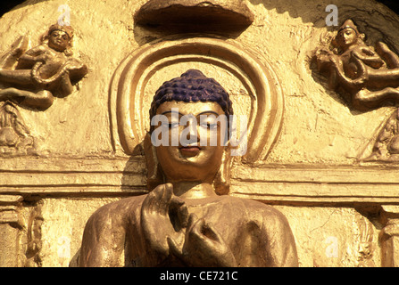 81726 : NMK Bouddha Doré gravé sur mur de temple de la Mahabodhi bodhgaya ; ; ; Inde bihar Banque D'Images