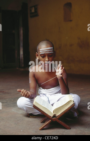 Garçon hindou en train de réciter Vedas, écriture hindoue, portant un fil sacré, inscriptions sur le front, Kumbakonam, Tamil Nadu, Inde, Asie Banque D'Images
