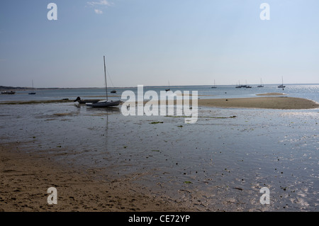 Voiliers reste sur le sable à marée basse sur un jour d'été Banque D'Images