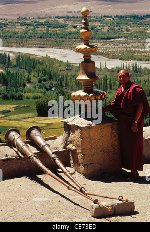 Le moine bouddhiste avec de longues trompettes ; thikse monastery ; ladakh ; Jammu-et-Cachemire en Inde ; Banque D'Images