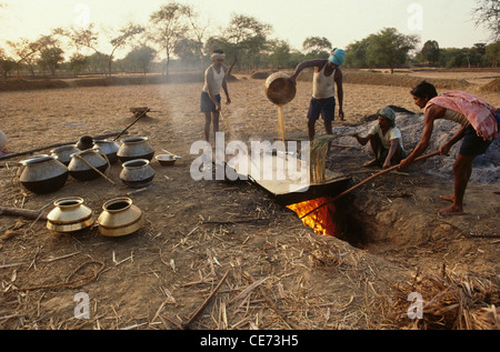 Les hommes indiens : RVA 81947 décisions jagré de jus de canne à sucre de canne à sucre en Inde Banque D'Images