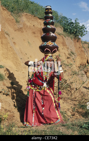 Kalbeliya Gulabo dancer balancing sept pots rajasthan inde Banque D'Images