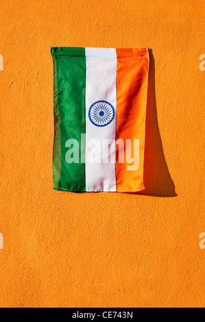 Drapeau indien sur un mur orange en Inde Banque D'Images