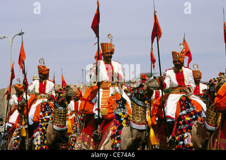 MMN 82834 : BSF border security force jawans sur des chameaux dans le désert de Jaisalmer Rajasthan Inde Festival Banque D'Images