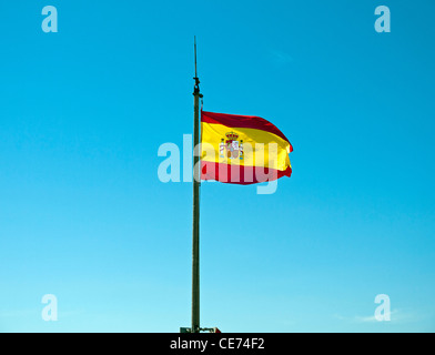 Spanish flag against blue sky Banque D'Images