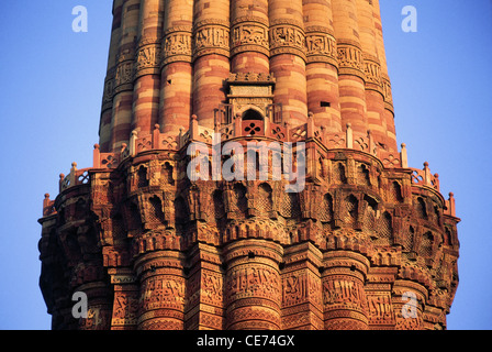 MMN 82107 : gros plans de la calligraphie sur murs de Qutub Minar Qutb Kutub Qutab Qtab Delhi Inde Banque D'Images