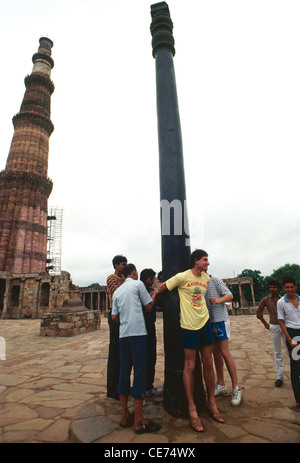 Qutub Minar Qtab Qutb Kutub Qutab et Gupta Bornes Delhi Inde Banque D'Images