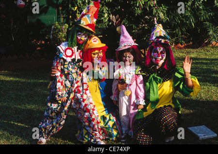 84511 SMA : Famille en costumes Jokers Banque D'Images