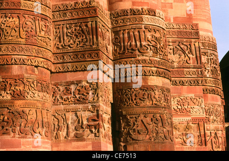 82106 SAT : close up de la calligraphie sur Qutub Minar Qutb Kutub Qutab Qtab Delhi Inde Banque D'Images