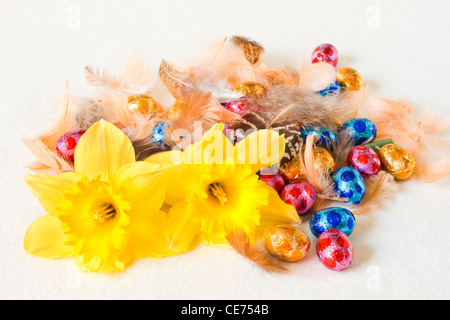 Décoration de Pâques - des œufs en chocolat, des jonquilles et des plumes Banque D'Images