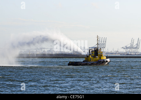 Bateau de lutte contre l'incendie démontre la pulvérisation des jets d'eau sur la rivière Banque D'Images