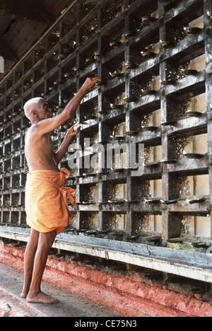 HMA 82399 : indian man la préparation de lampes à huile à Ambalapuzha alleppey Alappuzha Kerala Inde temple Banque D'Images