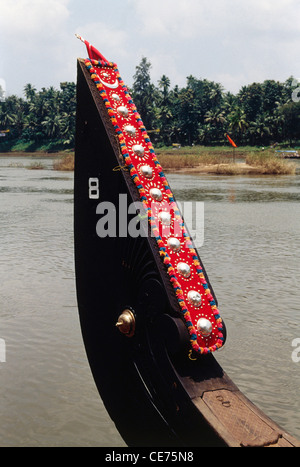 Queue d'Amaram partie du bateau de serpent indien décoré avec des orbes et franges dorées kerala inde asie Banque D'Images