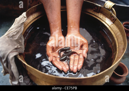 83097 RVA : indien avec le poisson dans ses mains dans un seau l'Inde Banque D'Images