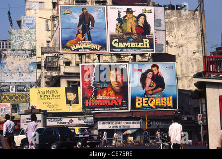 Indian bollywood hindi film cinema hoardings Haqeeqat Gambler Himmat Beqabu Opera House Bombay Mumbai Inde Asie Banque D'Images