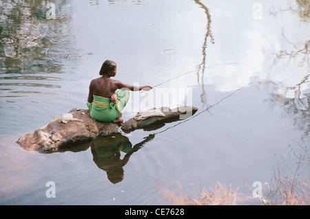Femme tribale pêchant dans la rivière Moyar ; Parc national de Mudumalai ; Sanctuaire de la faune de mudumalai ; tamil nadu ; inde ; asie Banque D'Images
