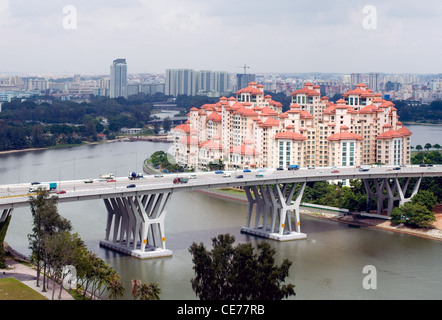 Les véhicules circulant sur une autoroute moderne bridge à Singapour Banque D'Images