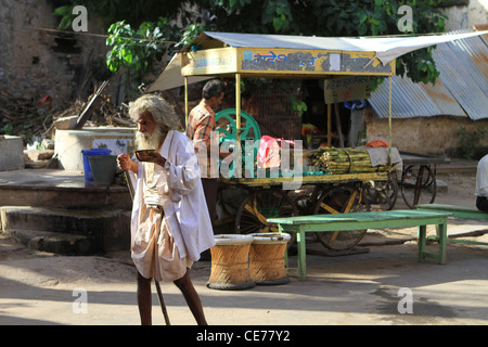 Pèlerin indien homme à jus de canne à sucre, wc séparés. Le Rajasthan en Inde Banque D'Images