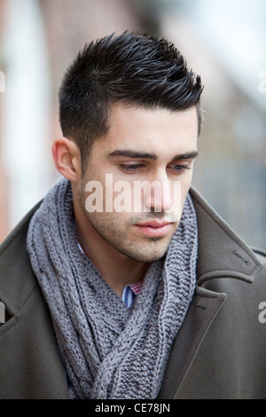 Trouver un modèle masculin de poser dans un cadre urbain, à Leeds, West Yorkshire, Angleterre Banque D'Images