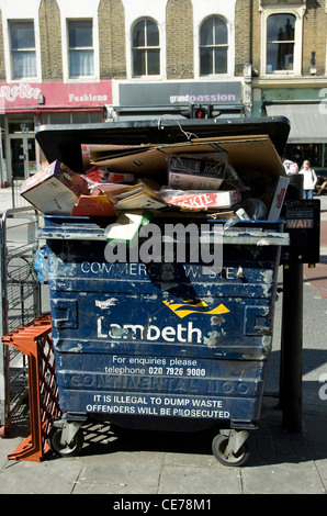 En carton poubelles à roulettes barrée pour les entreprises Banque D'Images