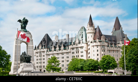 Le monument commémoratif de guerre avec des drapeaux canadiens et l'Hôtel Fairmont Château Laurier, au centre-ville d'Ottawa. Banque D'Images