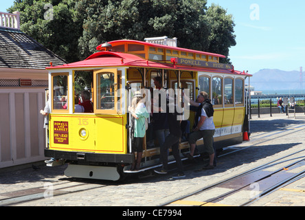 San Francisco Powell & Hyde acheminer le câble voiture No15 au Fisherman's Wharf Terminus Banque D'Images