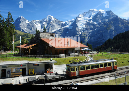 La gare la plus Winteregg sur l'Grutschalp à Murren railway avec l'Eiger, Mönch et Jungrau montagnes derrière, Suisse Banque D'Images