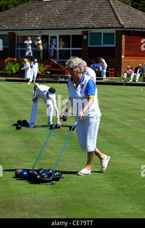 Dame la collecte avec chariot bols après un match , Southborough Common , Tunbridge Wells , Kent , Angleterre Banque D'Images