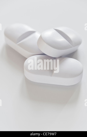 Tas de pilules sur fond blanc Banque D'Images