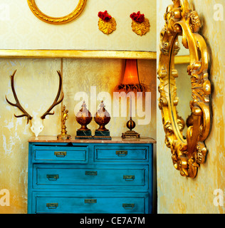 Grunge vintage chambre baroque avec tiroirs et miroir d'or bleu Banque D'Images