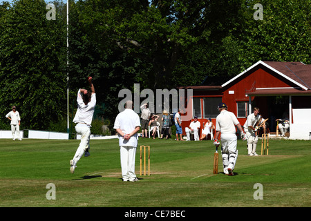 Bowler rapide sur le point de bol lors de la ligue locale de cricket , Southborough Common , près de Tunbridge Wells , Kent , Angleterre Banque D'Images