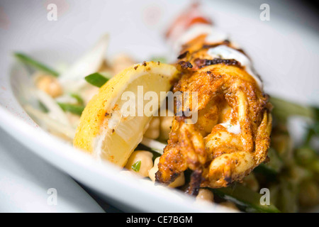 La crevette épicé avec du yogourt et salade de concombre sauce Banque D'Images