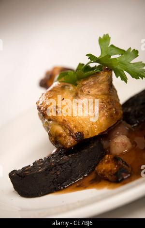 Patte de canard et du boudin noir servi avec pommes ET RÉDUCTION DE PORC Banque D'Images