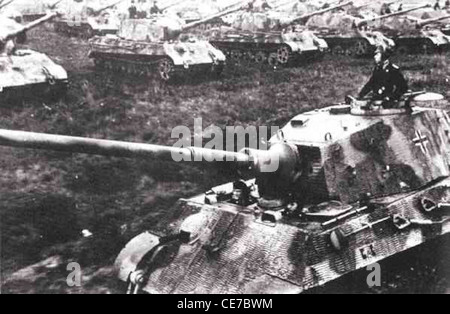 La photographie d'Archive de la seconde guerre mondiale deux Panzerkampfwagen VI Tiger II Banque D'Images