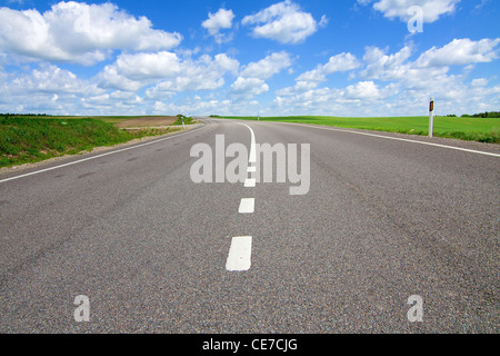 Longue route qui s'étend dans la distance Banque D'Images