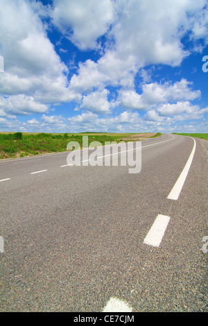 Longue route qui s'étend dans la distance Banque D'Images