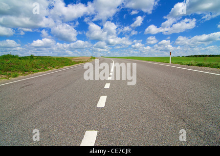 Longue route qui s'étend dans la distance Banque D'Images