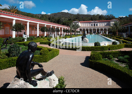 USA, Californie, Los Angeles, Pacific Palisades, Perstyle et piscine dans le patio principal de Getty Villa Banque D'Images