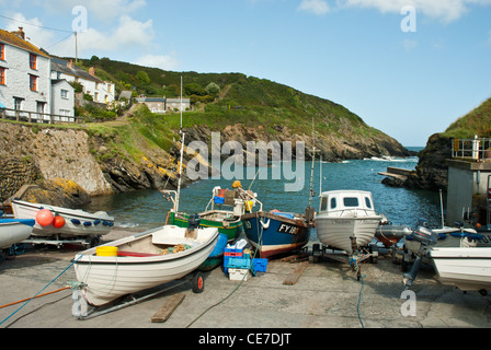 Portloe Cove et Port avec de petits bateaux de pêche traditionnels, cottages, bleu de la mer et du ciel. Banque D'Images