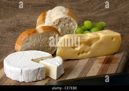 Jarlsberg norvégien et Camenbert avec pain blanc italien sur planche à découper en bois Banque D'Images