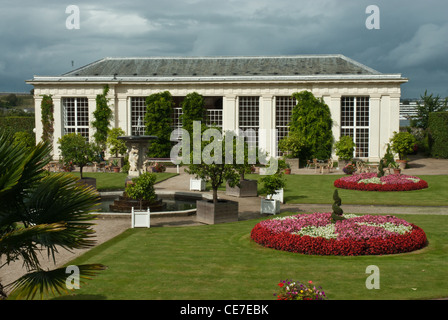 L'Orangerie et le jardin à la française, parc Mount Edgcumbe, Cremyll, Cornwall, maisons des oranges et d'agrumes d'hivernage est également un café/restaurant. Banque D'Images